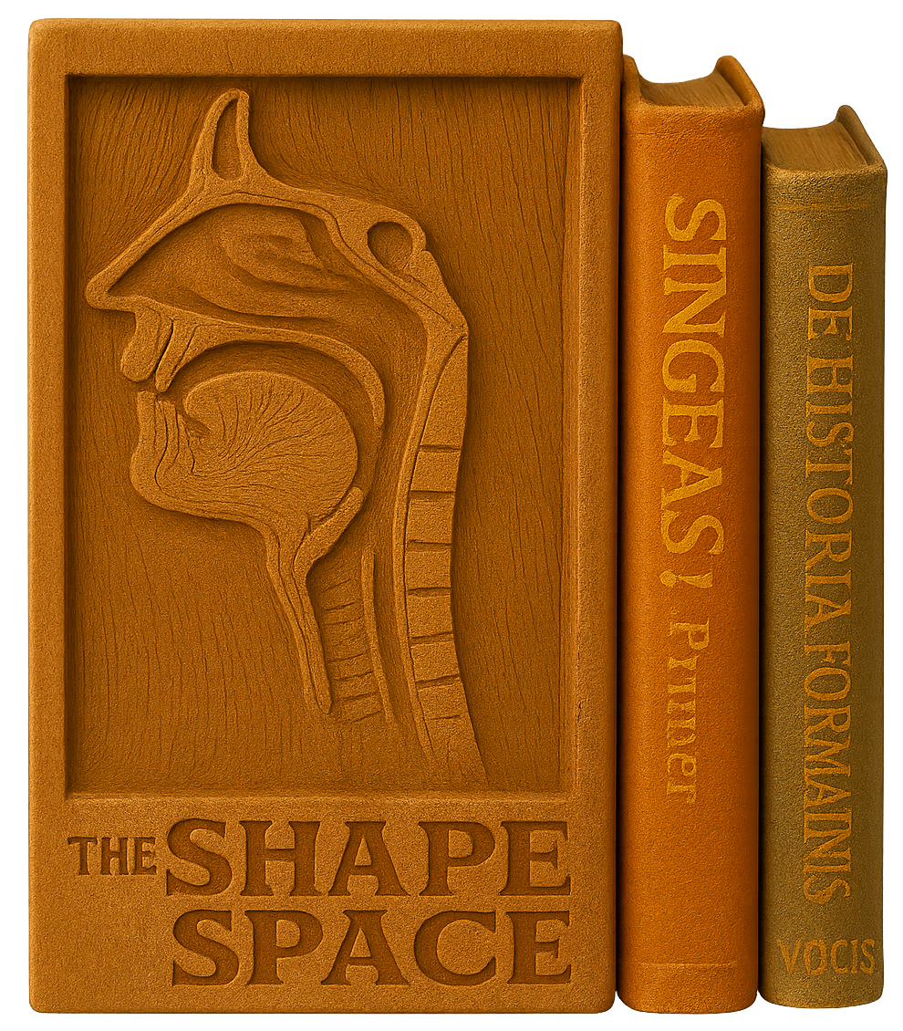 Buchstütze in Form eines geschnitzten Holzbuchs mit dem Titel “The Shape Space”. Auf dem Cover ist ein anatomisches Relief des Ansatzrohrs mit Rachen-, Mund- und Nasenraum zu sehen. Daneben zwei stilisierte Bücher: “SINGEAS! Primer” und “De Historia Formationis Vocis”. Alle Elemente wirken antik und plastisch geschnitzt. Singnastics 2025