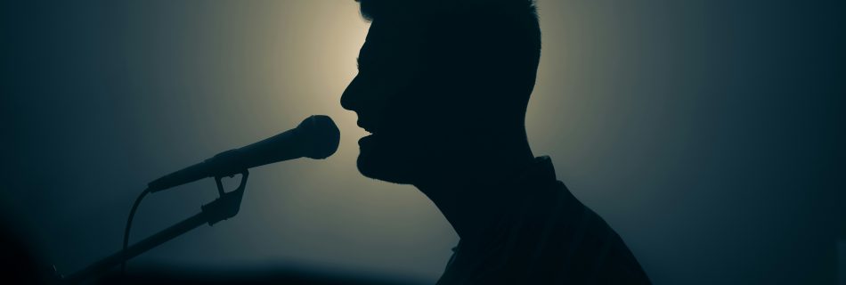 Sänger am Mikrofon – Frequenzen und Formanten im Gesang